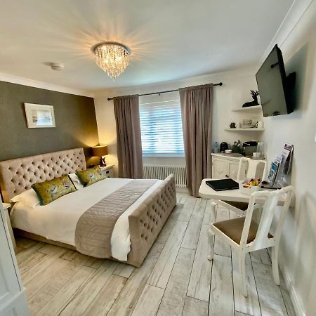The Knightwood Oak A Luxury King Size En-Suite Space - Lymington New Forest With Totally Private Entrance - Key Box Entry - Free Parking & Private Outdoor Seating Area - Town ,Shops , Pubs & Solent Way Walking Distance & Complimentary Breakfast Items Екстер'єр фото