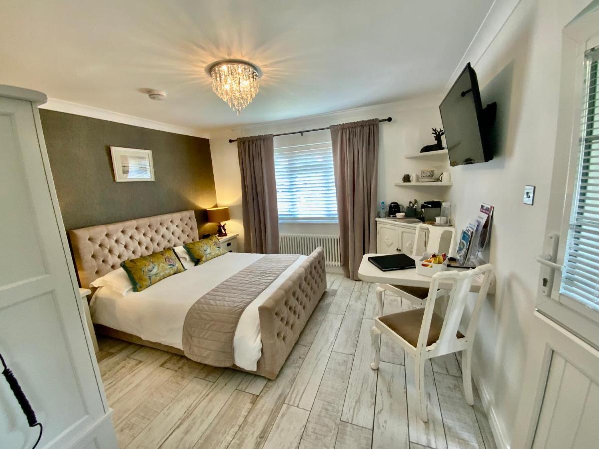 The Knightwood Oak A Luxury King Size En-Suite Space - Lymington New Forest With Totally Private Entrance - Key Box Entry - Free Parking & Private Outdoor Seating Area - Town ,Shops , Pubs & Solent Way Walking Distance & Complimentary Breakfast Items Екстер'єр фото