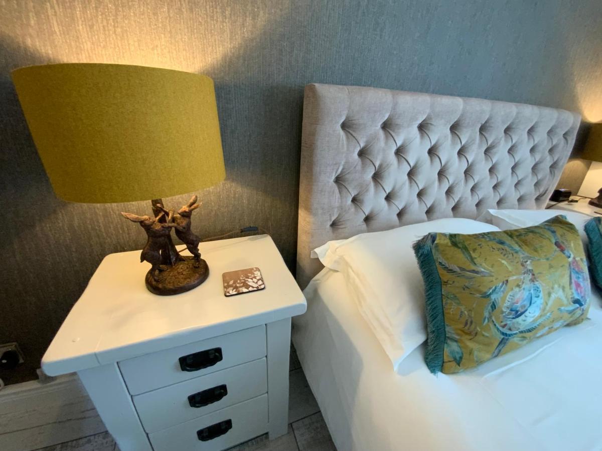The Knightwood Oak A Luxury King Size En-Suite Space - Lymington New Forest With Totally Private Entrance - Key Box Entry - Free Parking & Private Outdoor Seating Area - Town ,Shops , Pubs & Solent Way Walking Distance & Complimentary Breakfast Items Екстер'єр фото