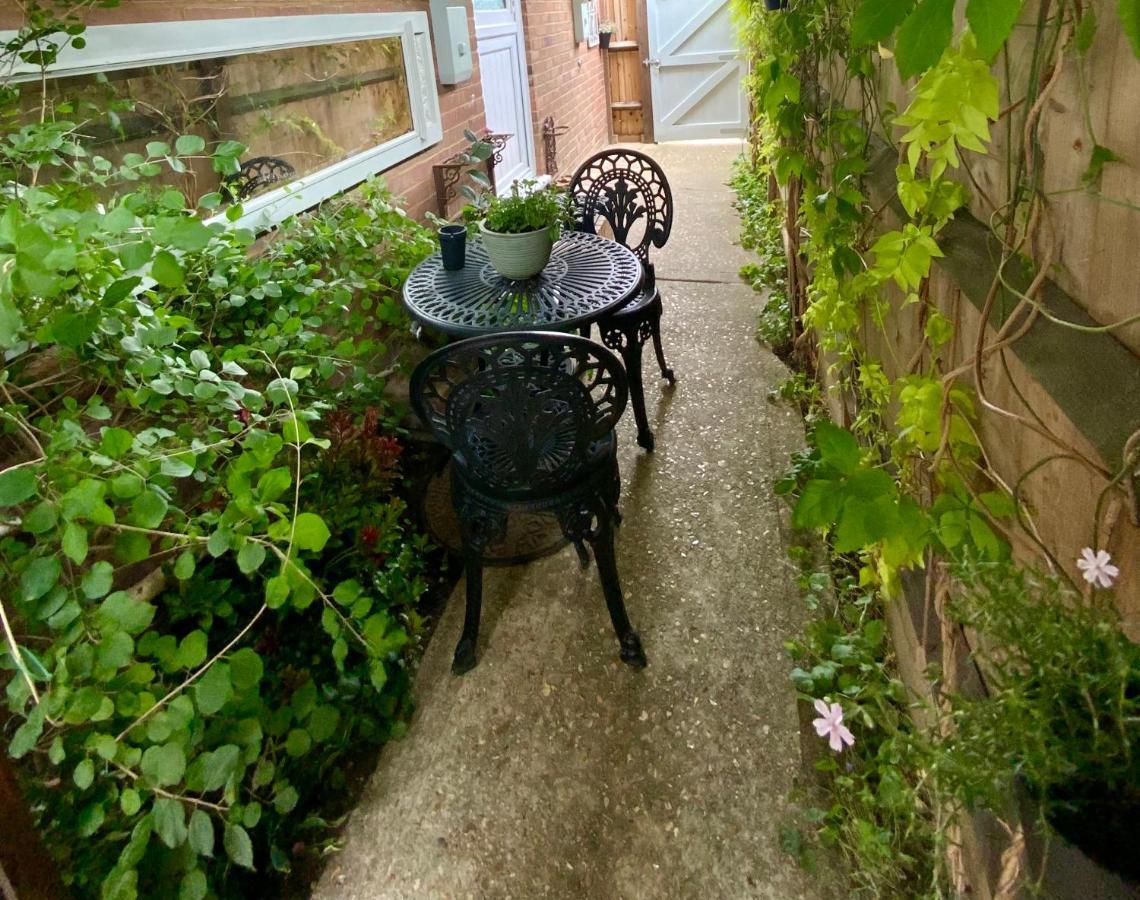 The Knightwood Oak A Luxury King Size En-Suite Space - Lymington New Forest With Totally Private Entrance - Key Box Entry - Free Parking & Private Outdoor Seating Area - Town ,Shops , Pubs & Solent Way Walking Distance & Complimentary Breakfast Items Екстер'єр фото