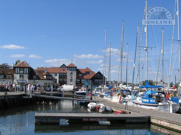 The Knightwood Oak A Luxury King Size En-Suite Space - Lymington New Forest With Totally Private Entrance - Key Box Entry - Free Parking & Private Outdoor Seating Area - Town ,Shops , Pubs & Solent Way Walking Distance & Complimentary Breakfast Items Екстер'єр фото