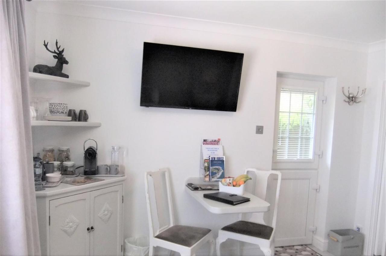 The Knightwood Oak A Luxury King Size En-Suite Space - Lymington New Forest With Totally Private Entrance - Key Box Entry - Free Parking & Private Outdoor Seating Area - Town ,Shops , Pubs & Solent Way Walking Distance & Complimentary Breakfast Items Екстер'єр фото