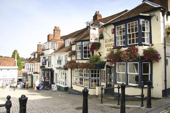The Knightwood Oak A Luxury King Size En-Suite Space - Lymington New Forest With Totally Private Entrance - Key Box Entry - Free Parking & Private Outdoor Seating Area - Town ,Shops , Pubs & Solent Way Walking Distance & Complimentary Breakfast Items Екстер'єр фото