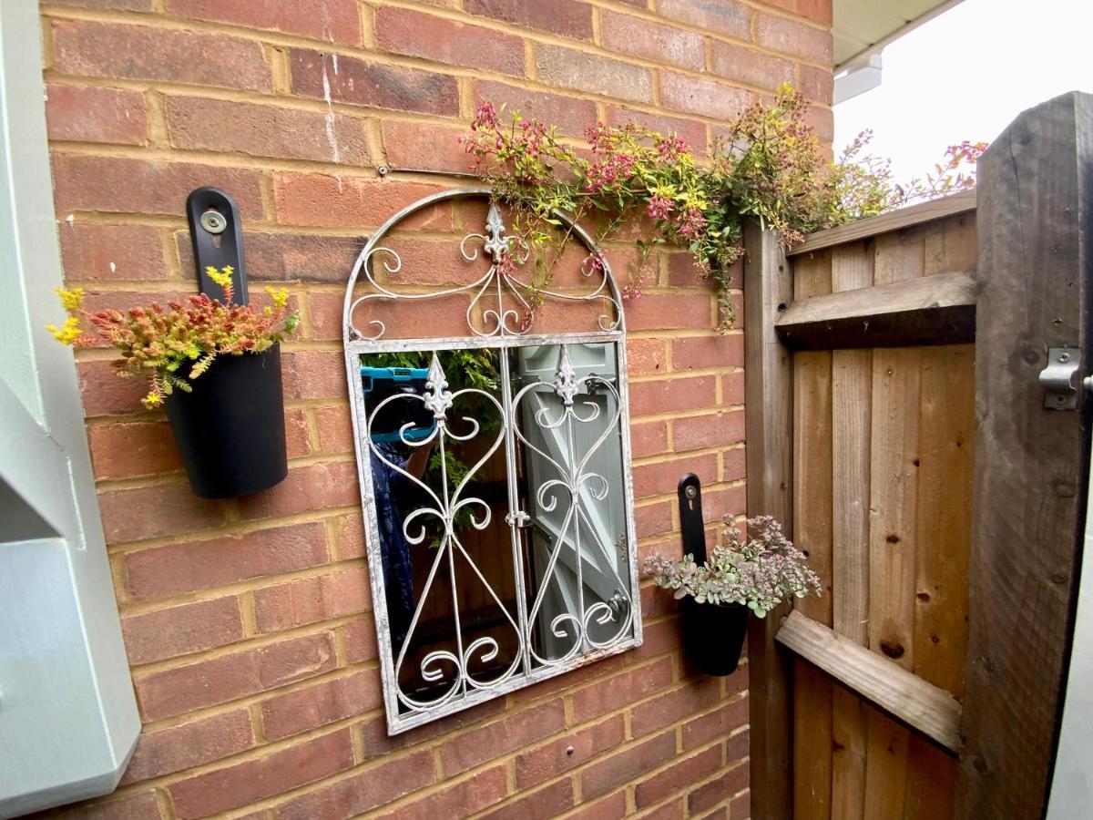 The Knightwood Oak A Luxury King Size En-Suite Space - Lymington New Forest With Totally Private Entrance - Key Box Entry - Free Parking & Private Outdoor Seating Area - Town ,Shops , Pubs & Solent Way Walking Distance & Complimentary Breakfast Items Екстер'єр фото